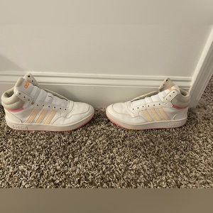 Gently used. Size 5 girls adidas tennis shoes.